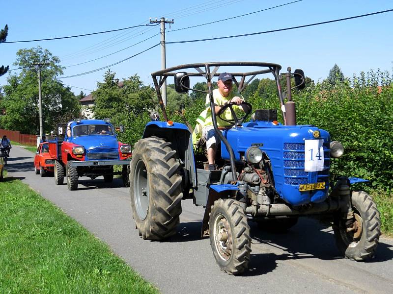 Na patnáct malotraktorů i větších traktorů – zetorů – se v sobotu 27. srpna postavilo na start závodu ve druhém ročníku traktoriády, která se konala v areálu bývalého kravína v obci Rybí. 