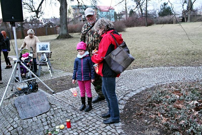 Od pamětní desky T. G. Masaryka k pamětní dece Karla Kryla se ve čtvrtek 7. března v podvečer prošli účastníci vzpomínkové akce na tyto dva české velikány.