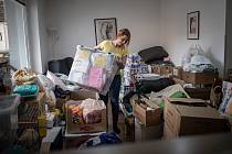 Kateřina Piętoňová shromažďuje doma v obývacím pokoji humanitární materiál který následně kolegové odvážejí na Ukrajinu, 1. dubna 2022 ve Frenštátě pod Radhoštěm.