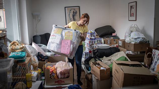 Kateřina Piętoňová shromažďuje doma v obývacím pokoji humanitární materiál který následně kolegové odvážejí na Ukrajinu, 1. dubna 2022 ve Frenštátě pod Radhoštěm.