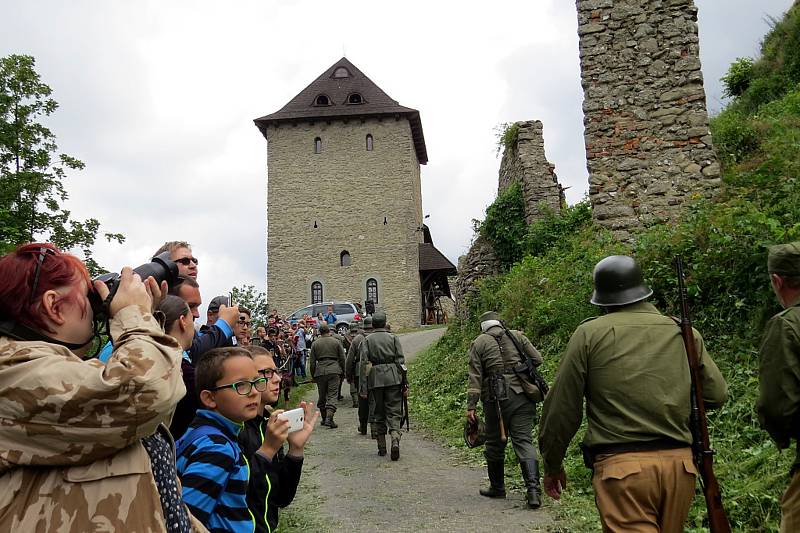 Jeden z válečných bojů druhé světové války na hradě Starý Jičín.