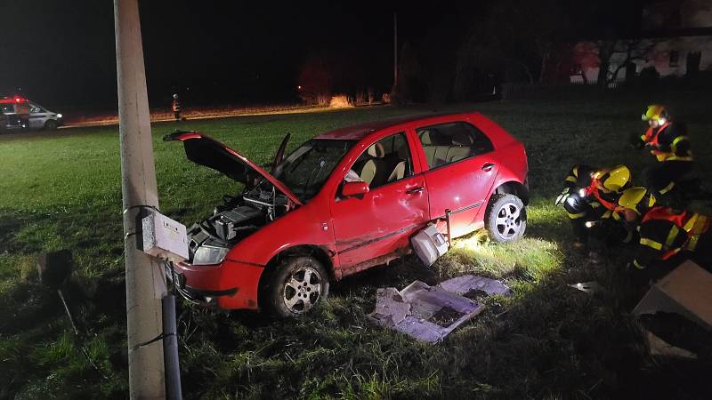 Nehoda, Frenštát pod Radhoštěm, únik plynu, přeražený sloup elektrického vedení, zásah hasičů, 26. listopadu 2022.