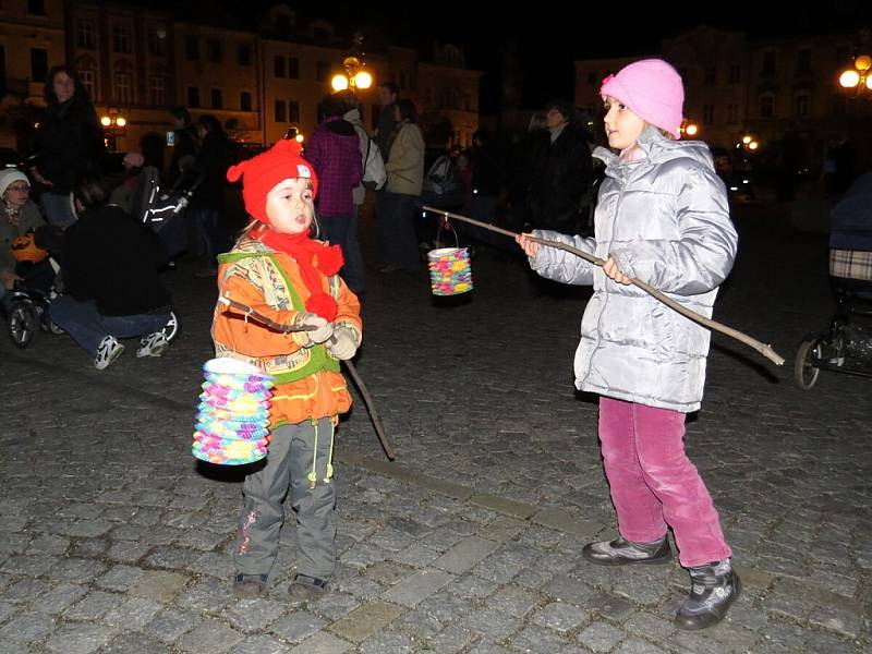 Položením kytic a věnců a lampionovým průvodem uctili v pátek 9. listopadu v Příboře památku válečných veteránů a padlých ve světových válkách.