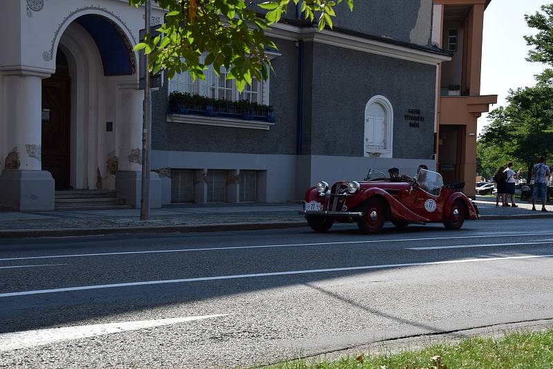 Závod 1000 mil československých odstartoval ve čtvrtek 12.8. v Praze.  Historické automobily projely i Hodonínem.