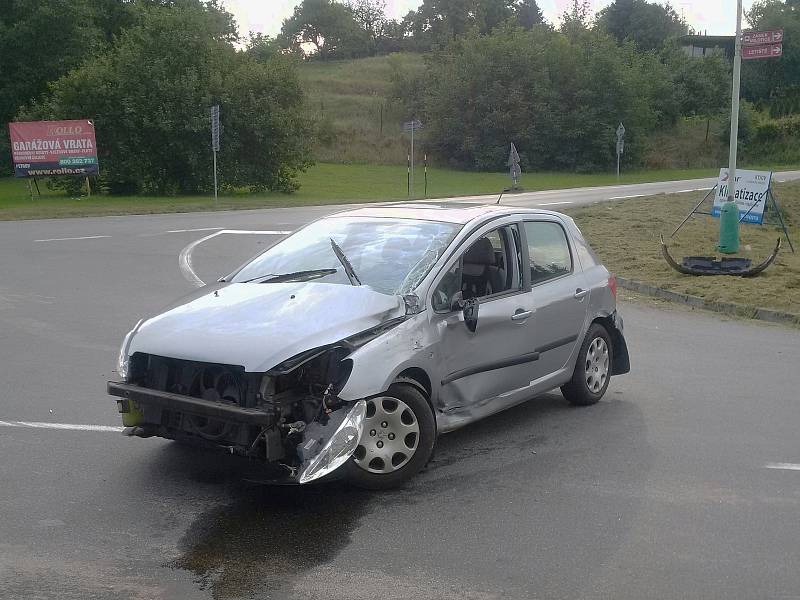 Na kyjovské křižovatce Nerudovy a Havlíčkovy ulice se srazilo nákladní s osobním.