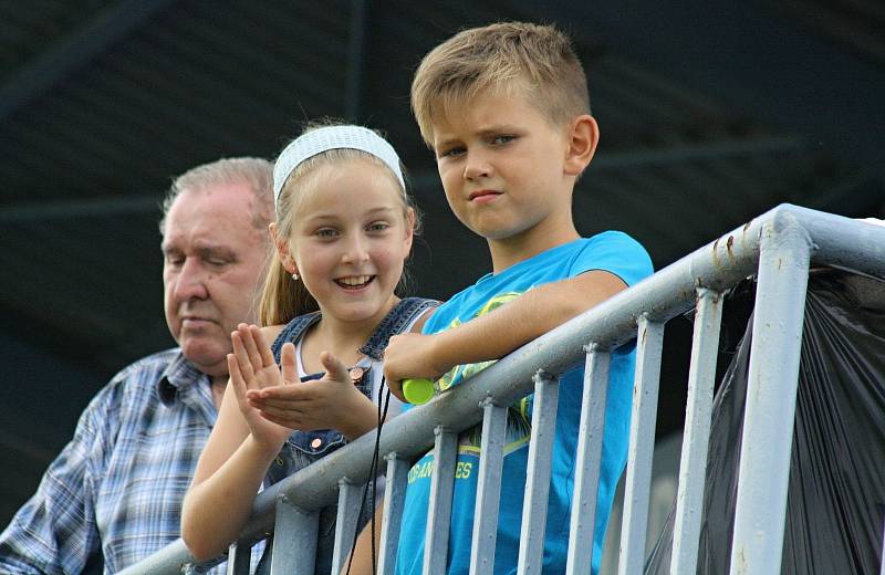 Fotbalisté FC Veselí nad Moravou (v bílých dresech) porazili v 5. kole první A třídy Kyjov 3:0. Domácí rozhodli derby třemi brankami v prvním poločase.