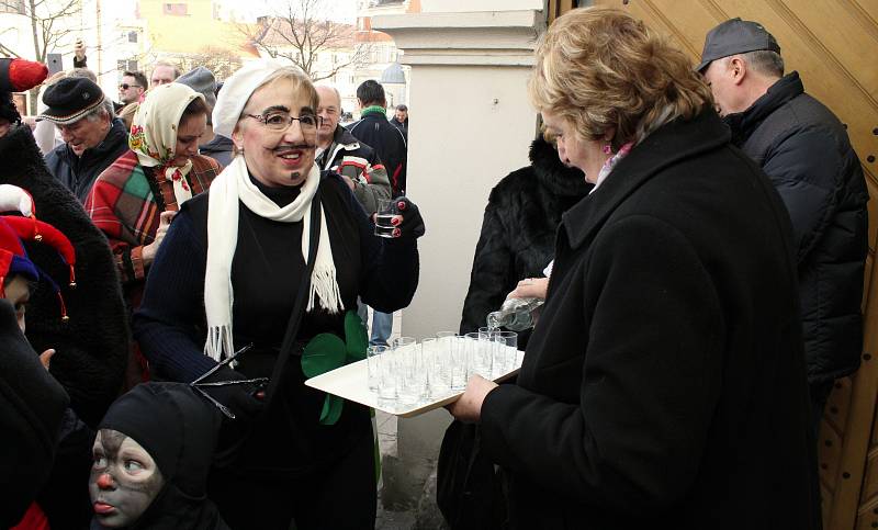 Hodonínem prošel početný průvod spolu s cimbálovou muzikou s několika zastávkami – u knihovny, fary či Masarykova muzea a radnice. Krojovaní divákům zatančili také obřadní tanec pod šable.