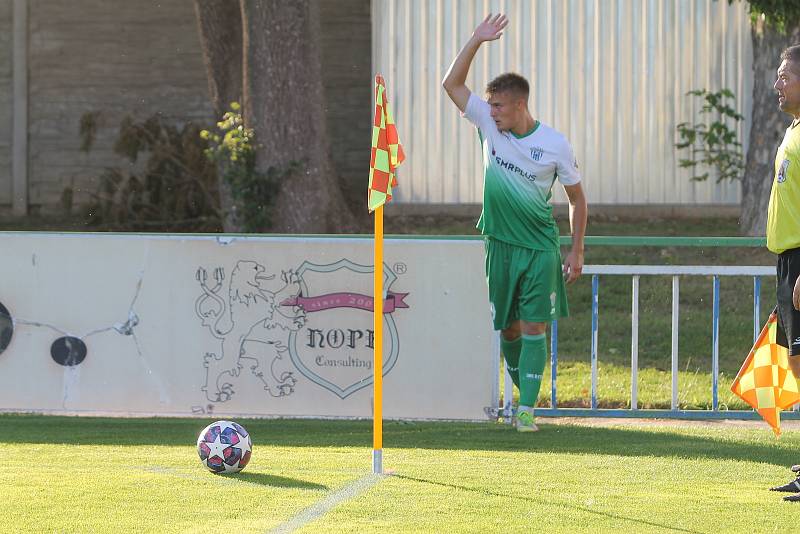 Fotbalisté Bzence (v zelených dresech) porazili Lednici 4:1.