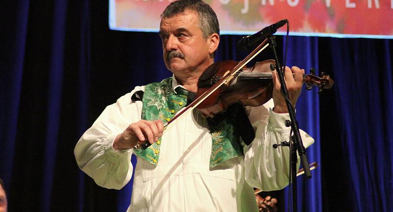 Cimbálová muzika Pavla Múčky ze Strážnice oslavila třicet let na folklorní scéně a uvedla nové album Ve Strážnici na vojnu verbujú.