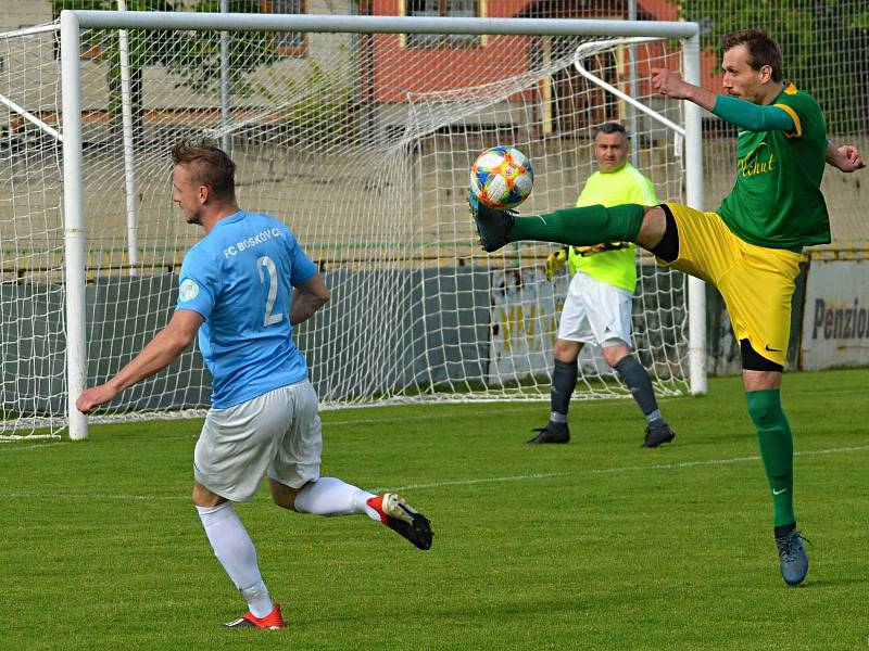 Utkání předních týmů krajského přeboru fotbalistů FK Mutěnice (zelené dresy) - FC Boskovice skončilo nerozhodně 2:2.