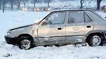 Po pátečním sněhovém přívalu skončilo auto u Svatobořic-Mistřína mimo silnici.