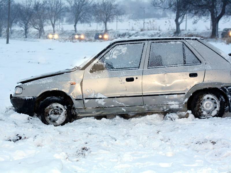 Po pátečním sněhovém přívalu skončilo auto u Svatobořic-Mistřína mimo silnici.