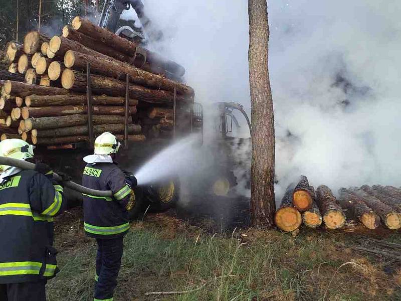 Na lesní cestě u Vracova hořel ve středu odpoledne vyvážecí stroj.