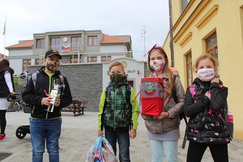 Žáci se v pondělí vrátili také do Základní školy ve Vacenovicích.