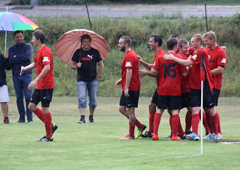 Fotbalisté Velké nad Veličkou (v červených dresech) porazili v derby Blatnici 1:0. Sobotní zápas v 77. minutě rozhodl domácí stoper Ondřej Spazier.