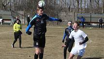 Fotbalisté FC Veselí nad Moravou (bílé dresy) v posledním přípravném zápase zdolali Osvětimany 6:2.