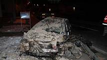 Do průjezdu domu narazil ve čtvrtek večer řidič Audi ve Vnorovech, když se předtím v protisměru srazil s jiným autem. Po převozu do nemocnice jednasedmdesátiletý muž zemřel na následky vážného zranění. 