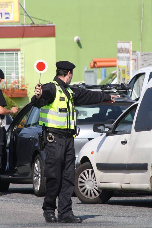 Cvičení policie, armády a celníků zaměřené na případné znovuobnovení hraničních kontrol se zúčastnily stovky členů těchto složek. Hlídaly i silnici mezi Hodonínem a Holíčí.