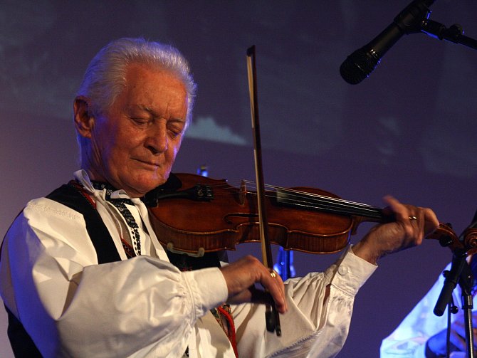 Martin Hrbáč se svou cimbálovou muzikou oslavil padeswát let v kině Morava ve Veselí nad Moravou.
