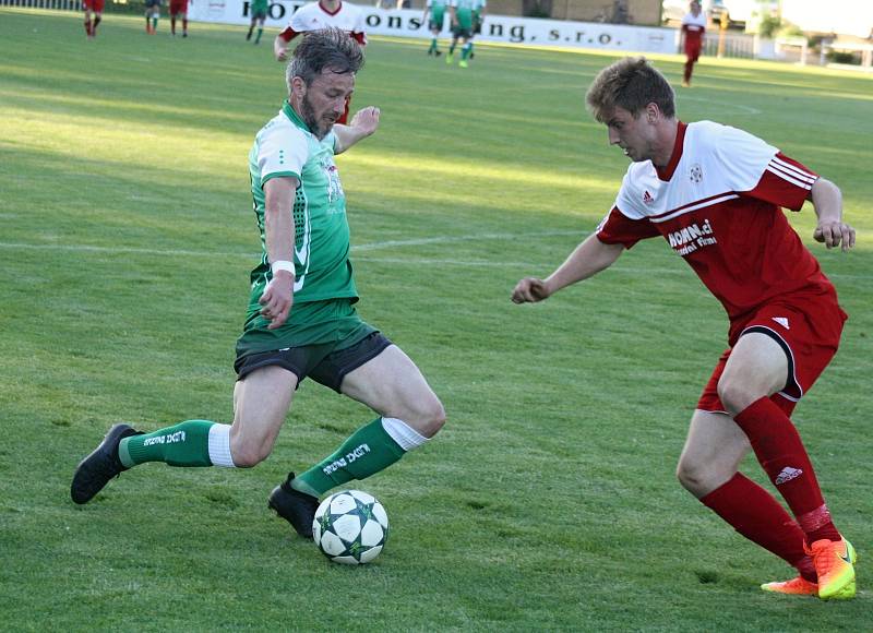 Fotbalisté Bzence (zelené dresy) prohráli v posledním domácím zápase premiérové divizní sezony s Bystřicí nad Pernštejnem 2:4.