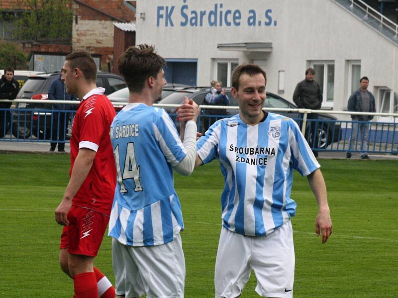 Fotbalisté Šardic (v modrobílých dresech) si poradili se sousedními Svatobořicemi a po jednoznačné výhře 5:0 postoupili do finále okresního poháru.