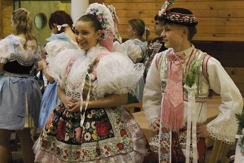 Krojový ples v Šardicích, tanci a poslechu hrály dechová hudba Sokolka a cimbálová muzika Denica.