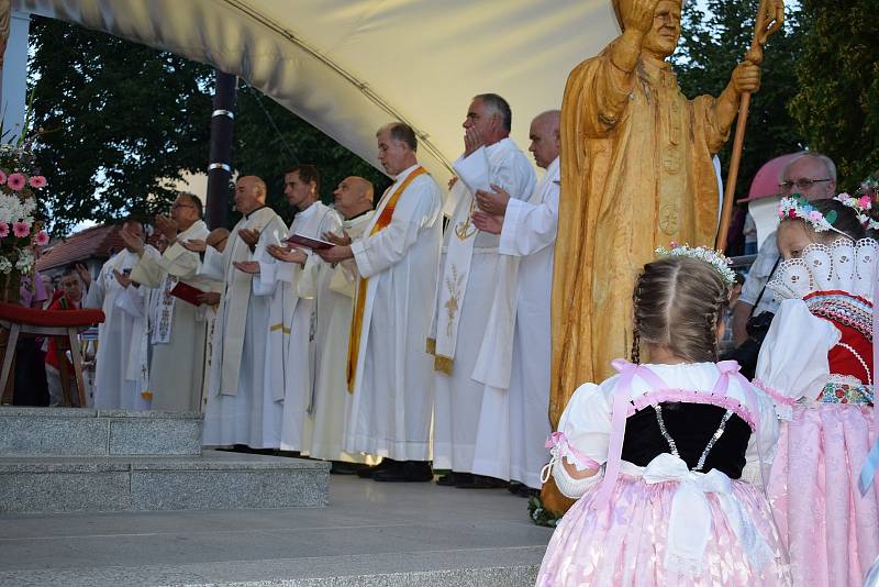 Zlatá sobota je vyvrcholením poutního roku. Do Žarošic se sjíždí věřící z blízka i daleka.