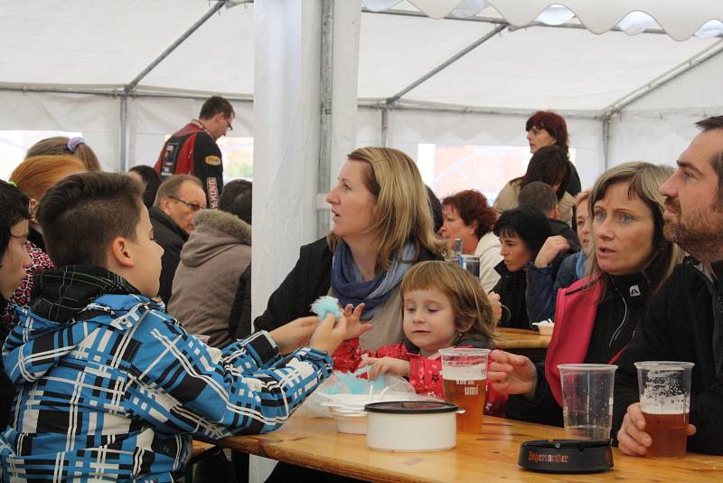 Už třetí ročník gulášového festivalu rozproudil malou obec na Hodonínsku Prušánky. Ze sedmnácti gulášů však mohli vyhrát jen někteří.