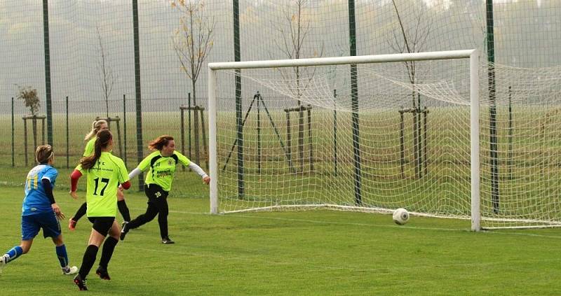 Fotbalistky Vlkoše (v modrých dresech) prodloužily na hřišti Kostelce na Hané vítěznou sérii, když ve druhém kole ženské  divize B zvítězily 2:1.