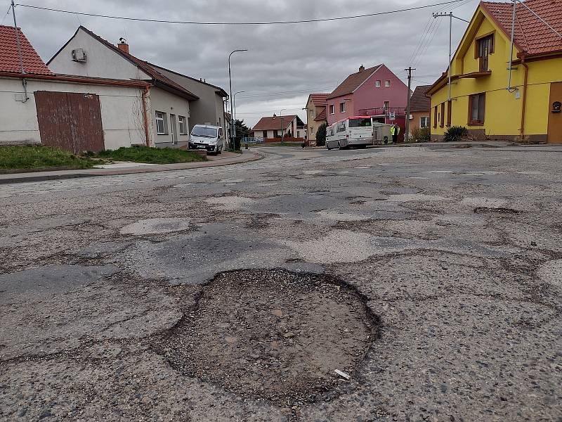 Stav silnice v Komenského ulici v Dubňanech, stav v závěru března 2023.