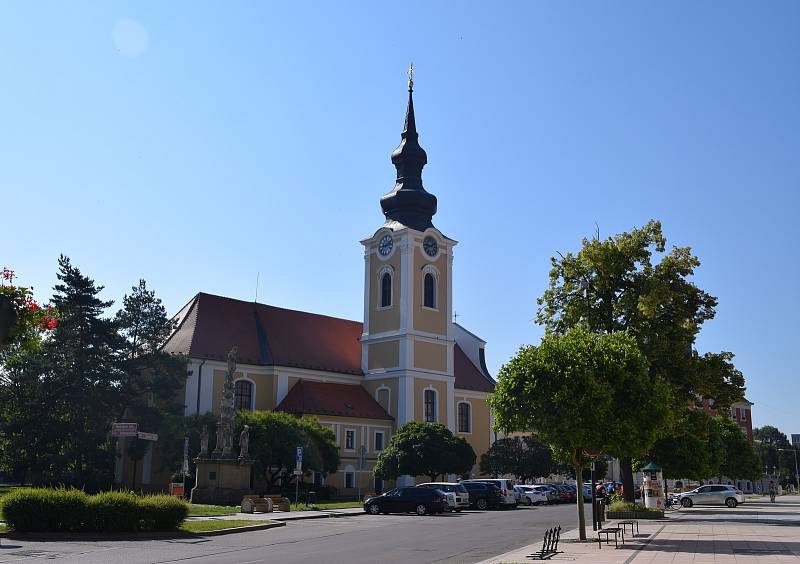 V hodonínském kostele svatého Vavřince sloužil v neděli ráno děkan Josef Zouhar bohoslužbu za všechny, které postihlo čtvrteční řádění tornáda.