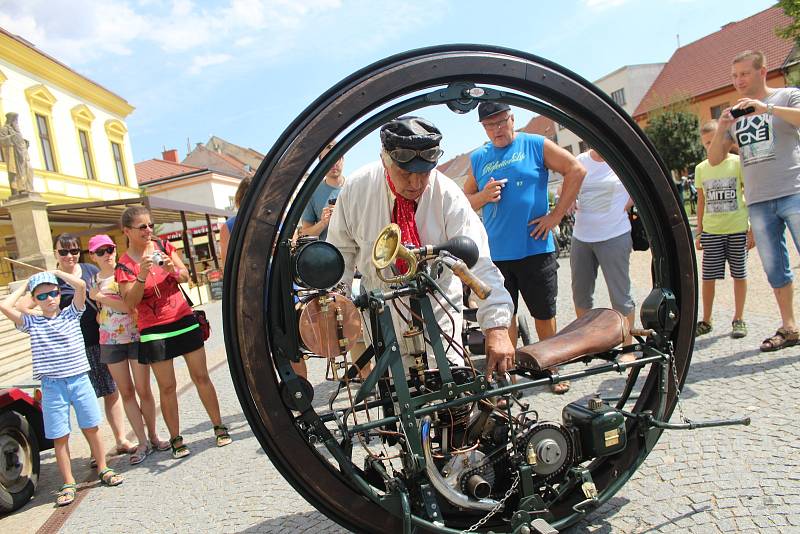 19. ročník jízdy historických vozidel Veteráni Moravským Slováckem. Představení na kyjovském náměstí.