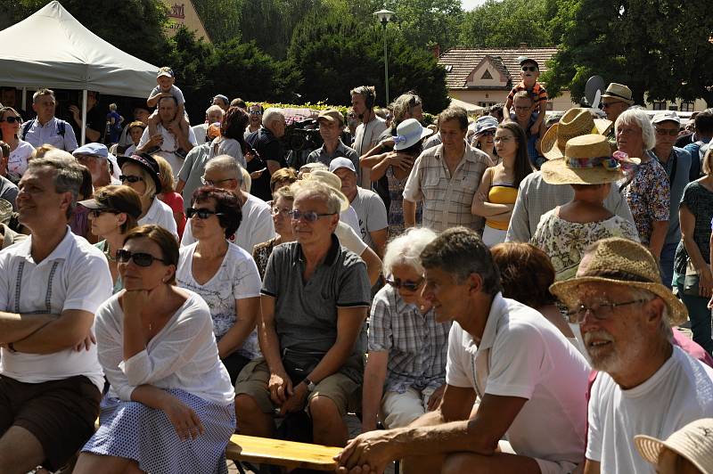 Kroje, lidové písně i tance přilákaly na tradiční Horňácké slavnosti do Velké nad Veličkou stovky lidí.