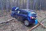 Opilý řidič havaroval poblíž Vracova. Při nárazu zlámal několik stromů.