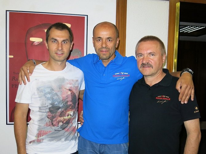 Nejúspěšnější český profesionální horolezec Radek Jaroš (uprostřed) rád přijal pozvání sportovního nadšence a kamaráda Jiřího Konečného (vpravo dole).