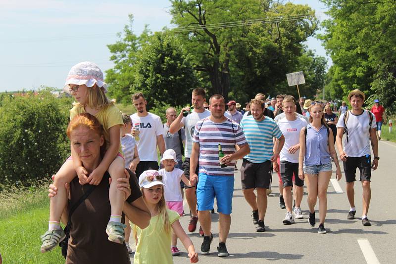 Protestní pochod za lidi pro vodu! Účastníci se postavili proti plánované těžbě štěrkopísku v blízkosti prameniště pitné vody.