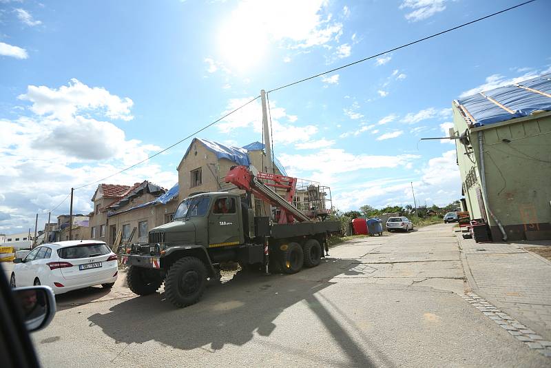 Následky tornáda jsou v postižených obcích stále víc než patrné.