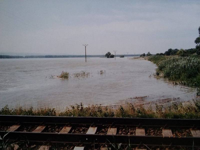 Voda v roce 1997 totálně zničila trať mezi Veselím nad Moravou a Bzencem.