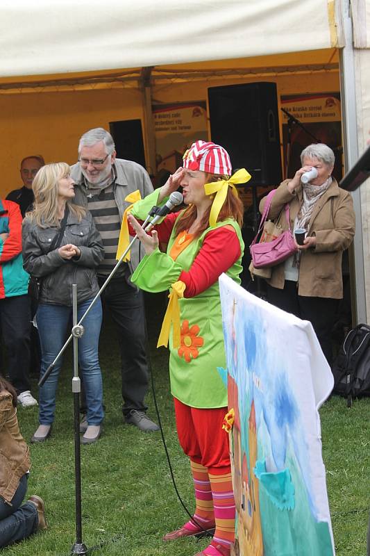 V Senetářově pořádali v sobotu Festival šneka Krasíka. Jeho knihu zde pokřtili. Děti pobavily pohádky, ale nenudili se ani jejich rodiče.