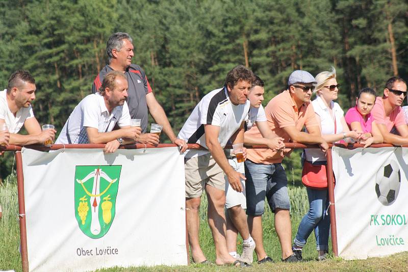 Fotbalisté Velké nad Veličkou (v červených dresech) si vítězství v první B třídě pojistili remízou 1:1 na hřišti Lovčic. Triumf v nejnižší krajské soutěži si vychutnávali společně s věrnými příznivci.