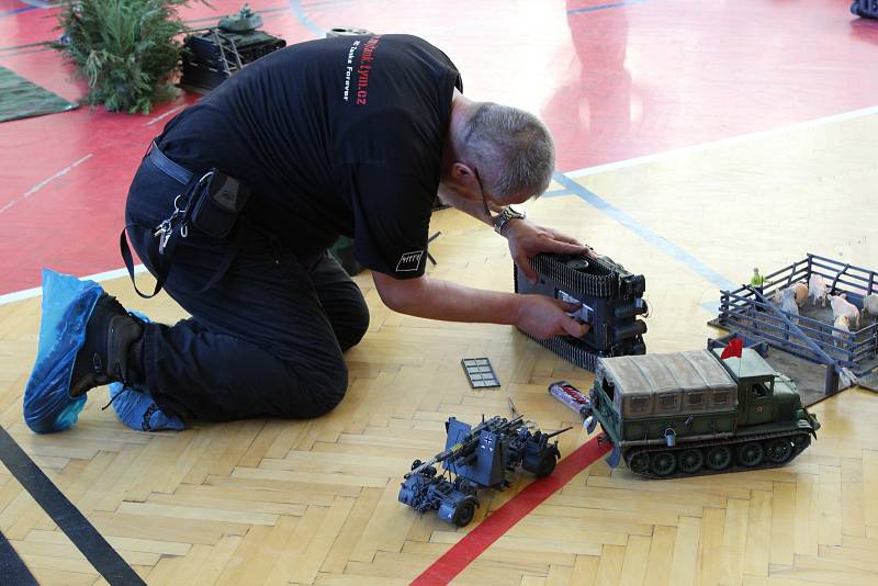 Páté Strážnické poježdění nalákalo do školní tělocvičny davy návštěvníků. Čekaly na ně desítky rádiem řízených modelů. 