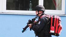 Taktické cvičení policistů, hasičů i záchranářů na Úřadu práce v Hodoníně. Podle modelové situace tam střílel rozlobený klient. Další pachatel ujel na Slovensko.