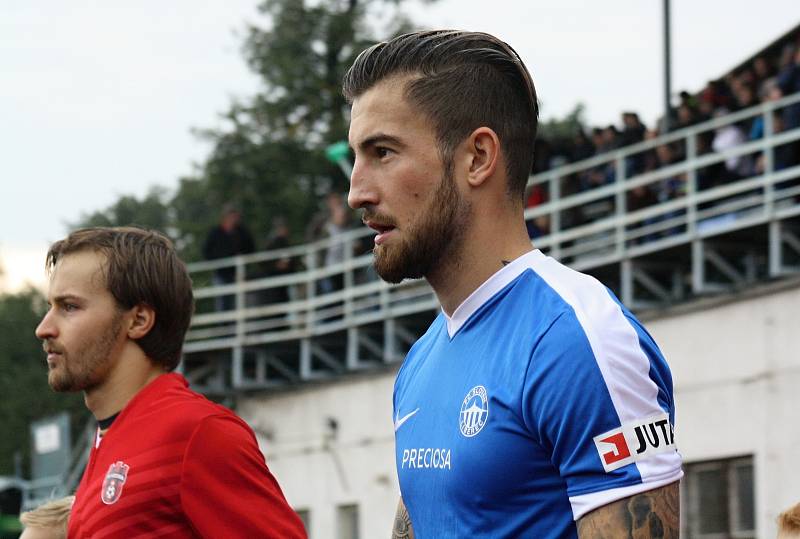 Fotbalisté Hodonína (v červených dresech) ve 3. kole celostátního MOL Cupu prohráli s ligovým Libercem 0:4 po prodloužení. Zápas sledovalo devět stovek diváků.