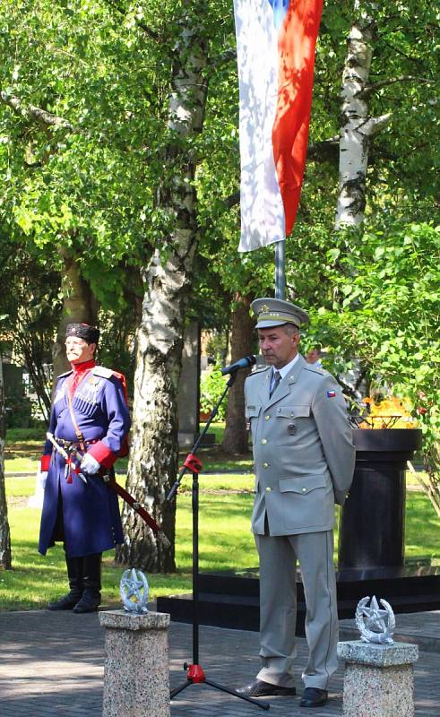 Ve společném hrobu vojáků Rudé armády na městském hřbitově v Hodoníně spočinuly ostatky majora sovětského letectva Ivana Stěpanoviče Nikolajeva.