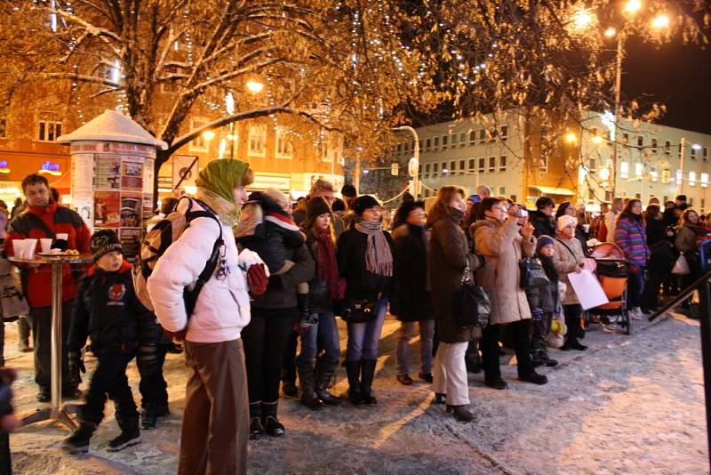 Ve středu 12.12.2012 se ve dvaasedmdesáti městech České republiky uskutečnila od osmnácti hodin akce Česko zpívá koledy. Uspořádaly ji redakce regionálních Deníků. Redakce Hodonínského deníku Rovnost akci připravila přímo v Hodoníně.