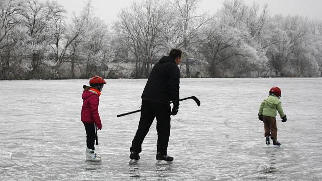 Oblíbeným místem na přírodní bruslení v okolí Hodonína je Písečný rybník. Hned po Novém roce jeho led vyzkoušeli malí i velcí bruslaři.