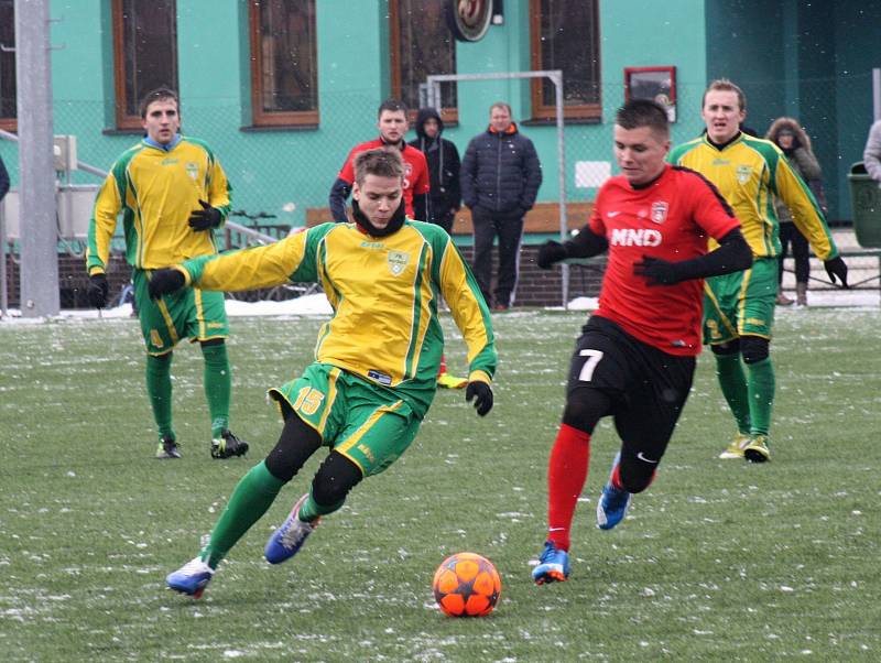 Fotbalisté divizního Hodonína (v červených dresech) ve druhém přípravném utkání porazili sousední Mutěnice 4:0.