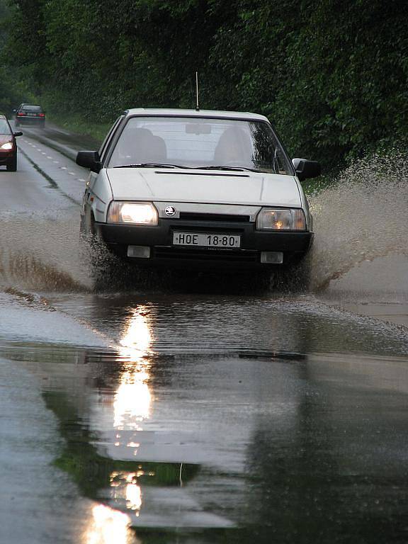 Pondělní přívalový déšť v Rohatci a u Rohatce.