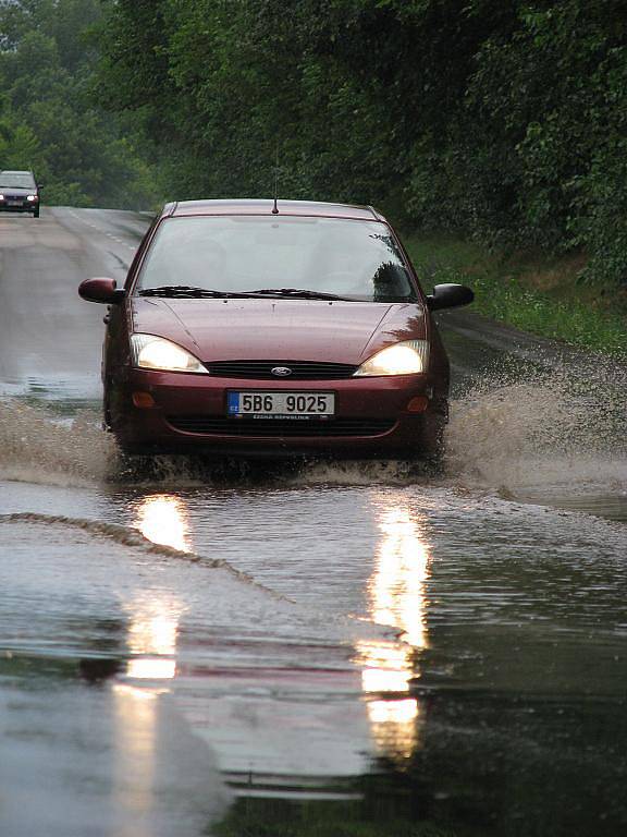 Pondělní přívalový déšť v Rohatci a u Rohatce.