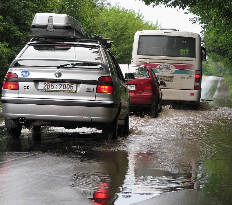 Pondělní přívalový déšť v Rohatci a u Rohatce.